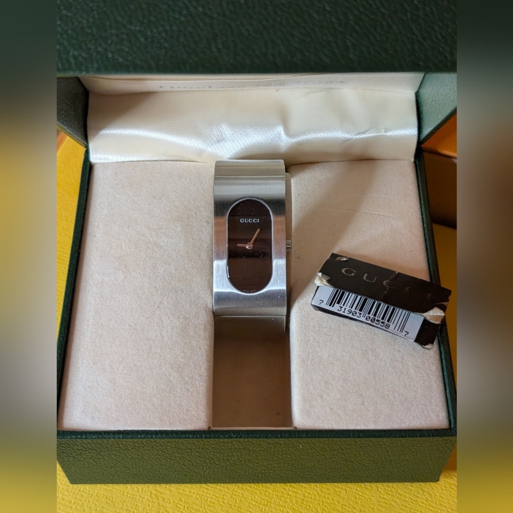 Vintage Gucci Silver Women's Watch with Black Dial, Small Size - Picture 9 of 11